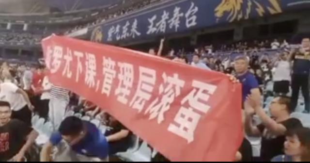  尤文球迷横幅抗议管理层，要求重聘体育总监  