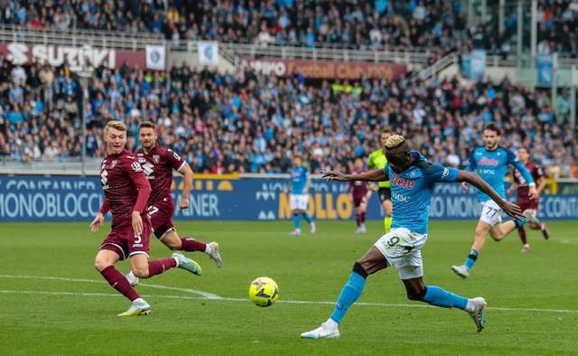  奥斯梅恩头槌制胜那不勒斯险胜都灵  